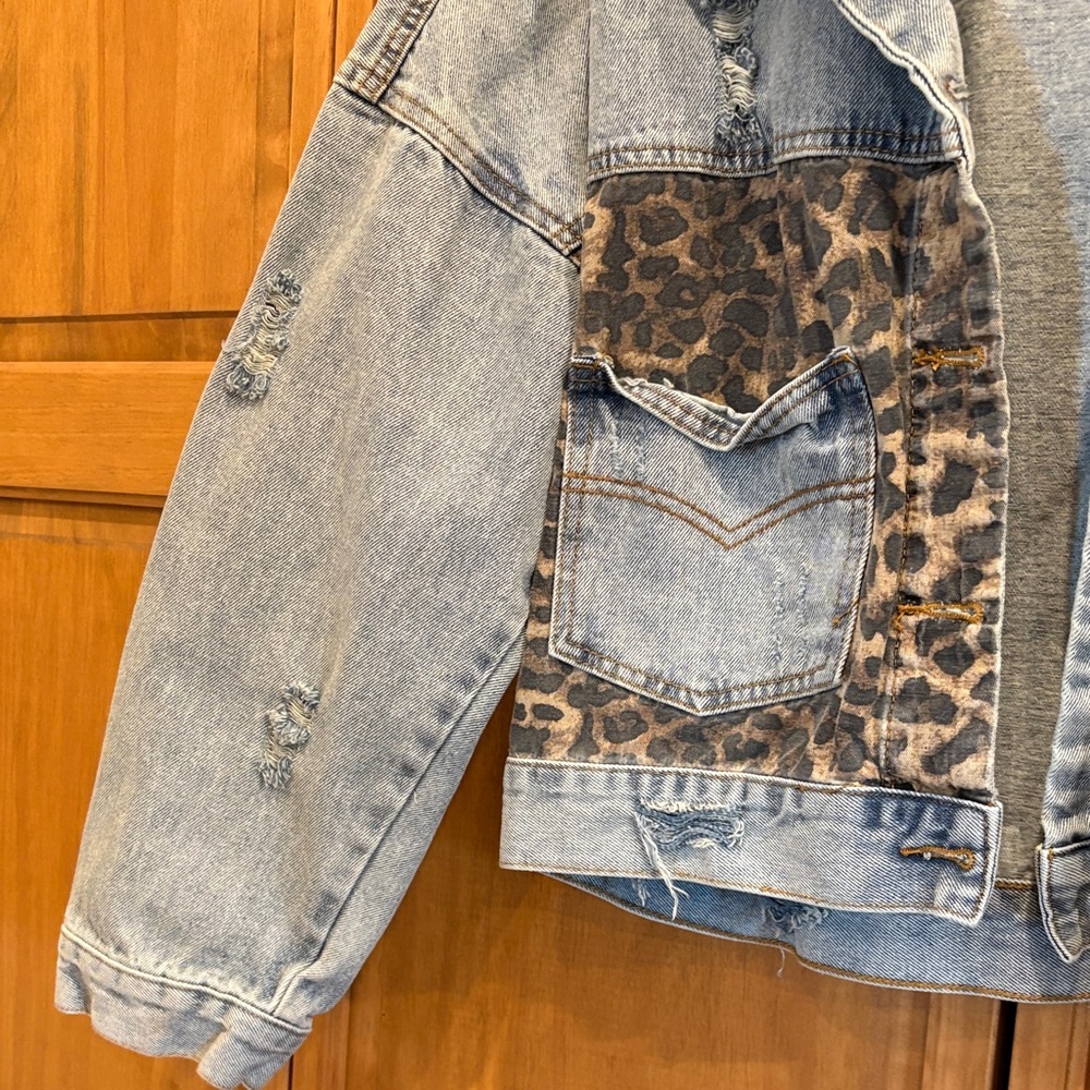 POL Leopard Print Patchwork Denim Jacket with Dis… - image 6